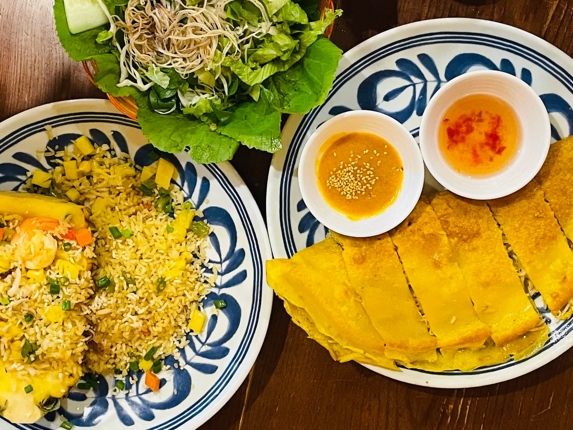 バインセオとチャーハン、たっぷりの香草が並ぶベトナム料理