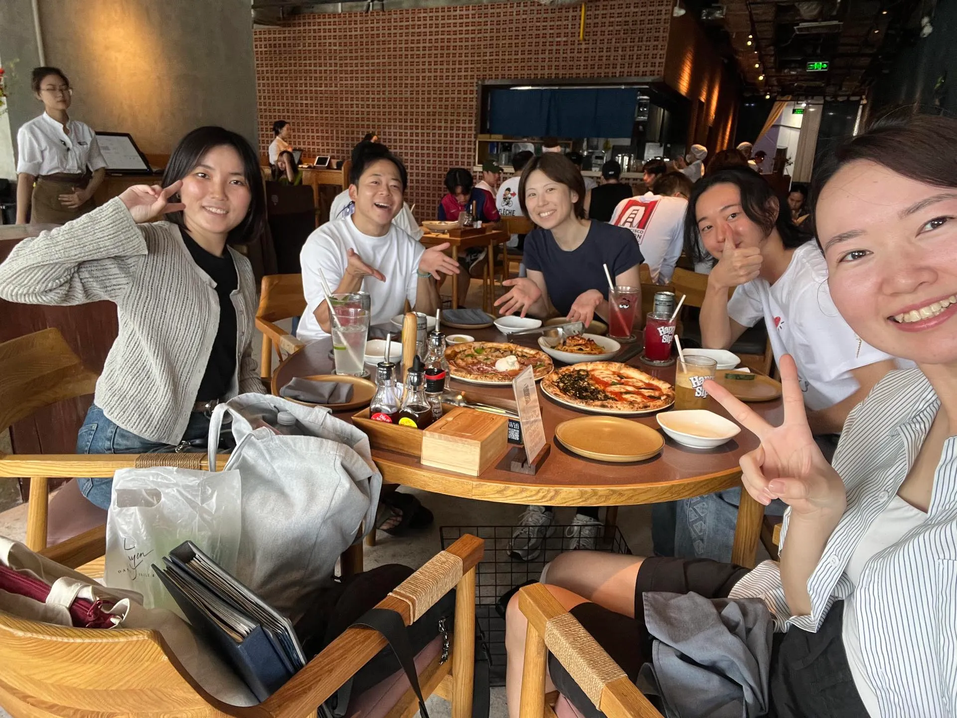 呼びかけに集まったメンバーでのピザランチ