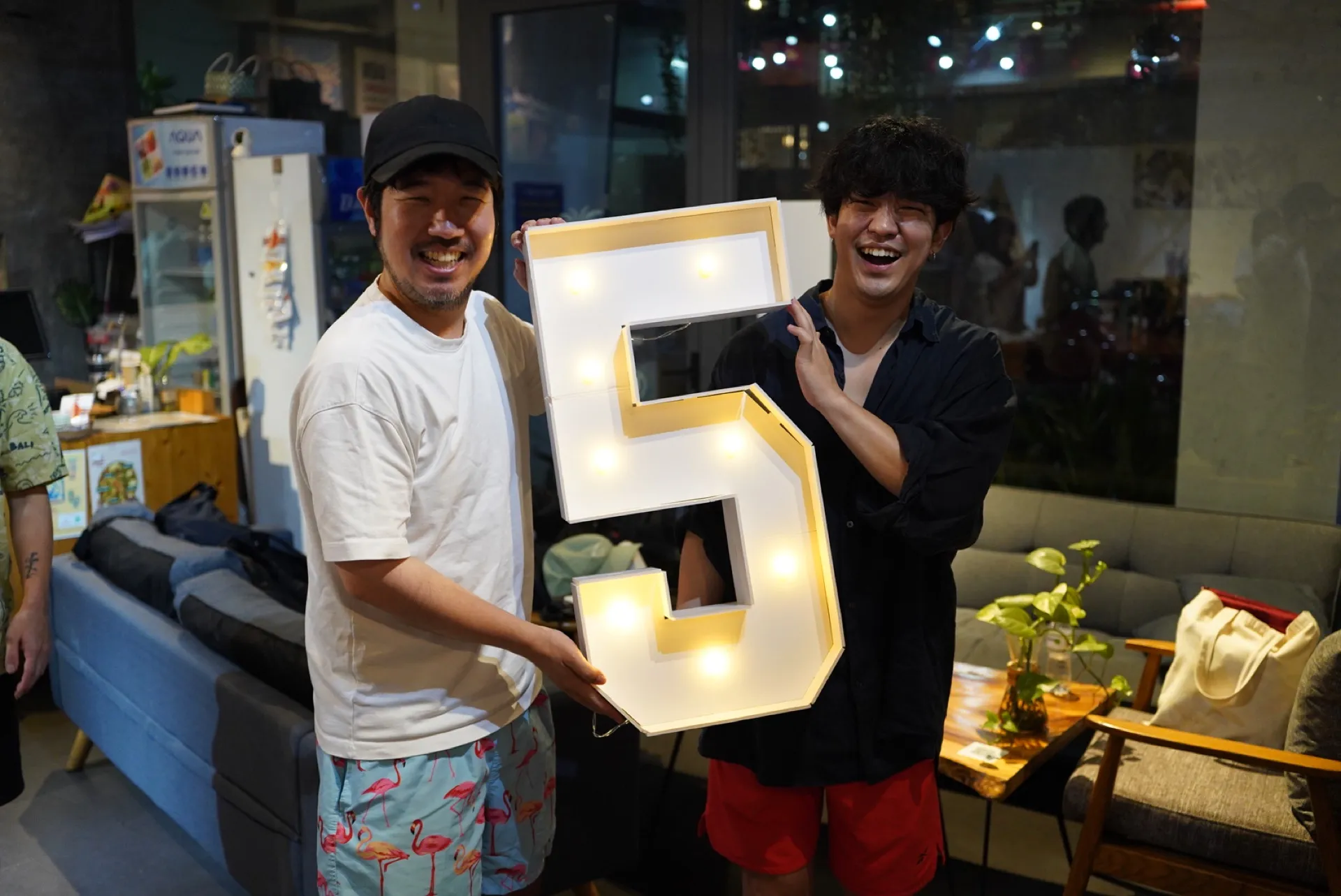 「5」のライトを掲げて5周年を祝うノマドニアのメンバー